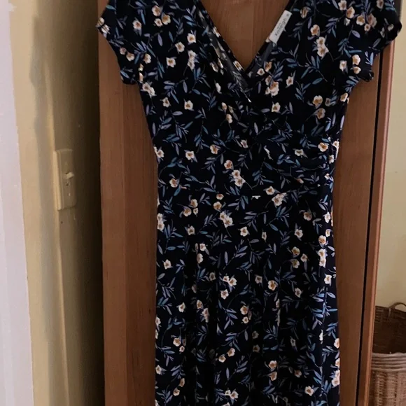 Kaileigh Navy Floral Midi Dress. Size M - Picture 1 of 4